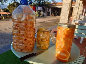 una mesa con dos jarras de naranjas y un cuchillo en Quinta de São Marcos, en Fundão