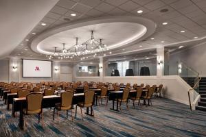 una sala de conferencias con una mesa larga y sillas en San Francisco Marriott Fisherman's Wharf, en San Francisco