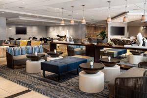 a lobby with couches and tables in a hotel at San Francisco Marriott Fisherman's Wharf in San Francisco