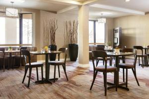 a restaurant with tables and chairs in a room at Courtyard Harrisonburg in Harrisonburg