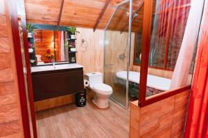 La salle de bains est pourvue de toilettes, d'un lavabo et d'une baignoire. dans l'établissement Suchipakari Amazon Eco -Lodge & Jungle Reserve, à Puerto Misahuallí