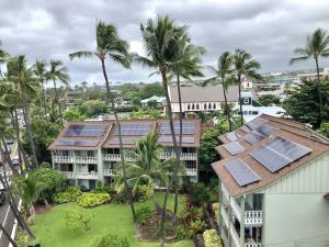 une vue de tête d'un bâtiment avec des panneaux solaires sur ses toits dans l'établissement AMAZING OCEAN VIEW - Kona Alii Condo KA606, à Kailua-Kona