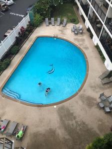 - une vue sur la piscine pour 2 personnes dans l'établissement AMAZING OCEAN VIEW - Kona Alii Condo KA606, à Kailua-Kona