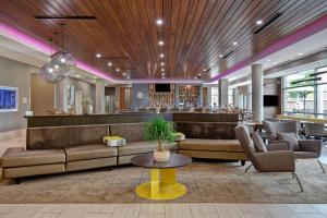 een lobby met een bank en stoelen en een bar bij SpringHill Suites by Marriott Orangeburg in Orangeburg