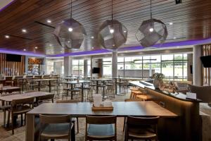 A restaurant or other place to eat at SpringHill Suites by Marriott Orangeburg