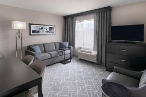 sala de estar con sofá y TV de pantalla plana en TownePlace Suites by Marriott Providence North Kingstown en North Kingstown