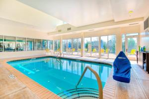 una gran piscina cubierta en una casa en Fairfield Inn and Suites by Marriott Durham Southpoint en Durham