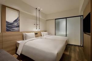 大阪市にあるフェアフィールド・バイ・マリオット大阪難波のベッド2台とテレビが備わるホテルルームです。