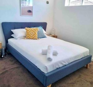 Ένα ή περισσότερα κρεβάτια σε δωμάτιο στο Aspendale Beach Escape -Walk To Mordialloc