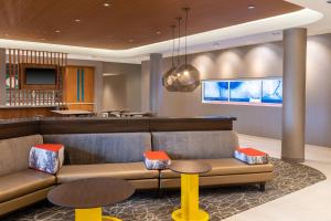 オーバーランド・パークにあるSpringHill Suites by Marriott Overland Park Leawoodのリビングルーム(ソファ、テーブル付)