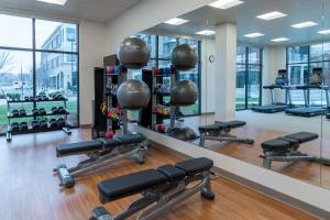 Фитнес-центр и/или тренажеры в SpringHill Suites by Marriott Overland Park Leawood