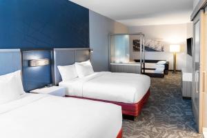 Кровать или кровати в номере SpringHill Suites by Marriott Overland Park Leawood