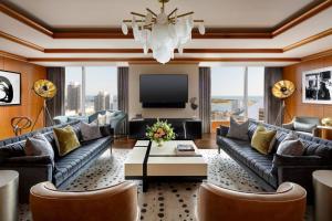 ein Wohnzimmer mit Sofas und einem TV in der Unterkunft The Ritz-Carlton, Toronto in Toronto