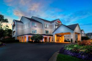 un rendimiento de un edificio de hotel con entrada en SpringHill Suites by Marriott Memphis East Galleria, en Memphis