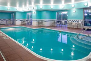 een zwembad met een glijbaan in een gebouw bij SpringHill Suites by Marriott Memphis East Galleria in Memphis