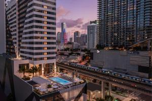 um horizonte da cidade com edifícios altos e uma linha de comboio em Element Miami Brickell em Miami