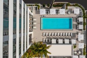 Bazén v ubytování Element Miami Brickell nebo v jeho okolí