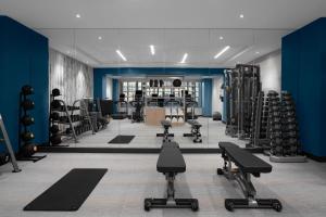 un gimnasio con varias cintas de correr y equipos de ejercicio en Element Miami Brickell en Miami