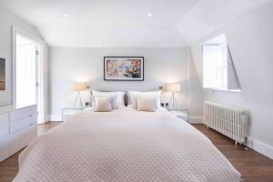 Ein Bett oder Betten in einem Zimmer der Unterkunft Arcore Premium Apartments Craven Street