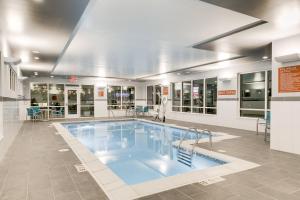 a large swimming pool in a building at TownePlace Suites by Marriott Kansas City Liberty in Liberty
