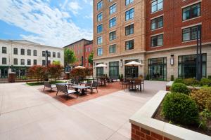 a courtyard with tables and chairs and buildings at Courtyard by Marriott Richmond Downtown in Richmond