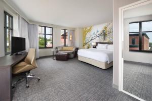 una camera d'albergo con letto e scrivania di Courtyard by Marriott Richmond Downtown a Richmond