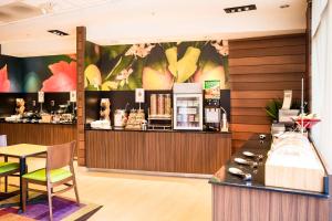 a restaurant with a counter with a coffee shop at Fairfield Inn & Suites by Marriott Stafford Quantico in Stafford