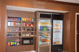 einen Kühlschrank mit offenen Türen in einem Laden in der Unterkunft Fairfield Inn & Suites Butler in Butler