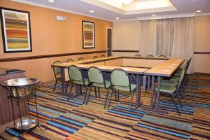 una sala conferenze con tavolo e sedie di Fairfield Inn & Suites Butler a Butler
