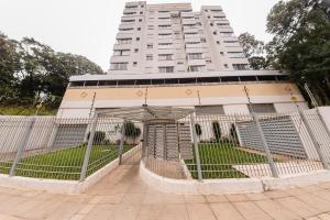 a building with a fence in front of it at Fenavinho-Bento Gonçalves in Bento Gonçalves