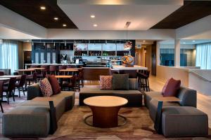 un ristorante con divani e tavoli e un bar di Courtyard by Marriott Poughkeepsie a Poughkeepsie