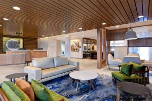 vestíbulo con sofá, sillas y mesa en Fairfield Inn & Suites by Marriott Selinsgrove, en Selinsgrove