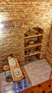 奧菲達的住宿－Chiocciola，配有桌椅和砖墙的房间