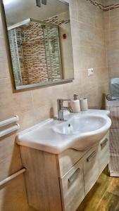奧菲達的住宿－Chiocciola，浴室设有白色水槽和镜子