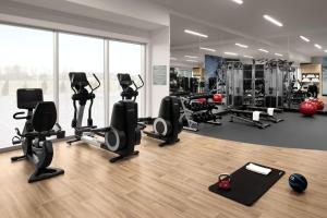 un gimnasio con varias cintas de correr y máquinas cardiovasculares en Delta Hotels by Marriott Vancouver Delta, en Delta