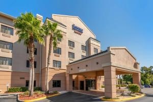 een kantoorgebouw met palmbomen ervoor bij Fairfield Inn and Suites Holiday Tarpon Springs in Holiday