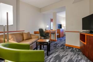 sala de estar con sofá y TV en Fairfield Inn and Suites Holiday Tarpon Springs, en Holiday