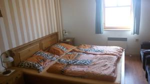 two twin beds in a bedroom with a window at Country club Konírna in Šluknov