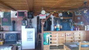 una habitación con un bar con reloj en Country club Konírna, en Šluknov