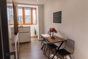 a small dining room with a table and chairs at Apartman Mila23 in Rospi Ćuprija