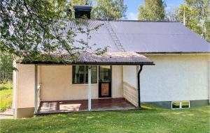 ein kleines weißes Haus mit einer Veranda und einer Tür in der Unterkunft Gorgeous Home In Sunnemo With Kitchen in Sunnemo