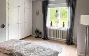 a bedroom with a bed and a window at Gorgeous Home In Sunnemo With Kitchen in Sunnemo