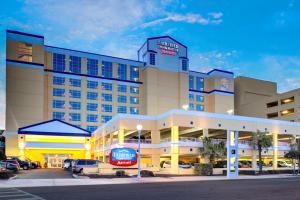 un hotel con coches estacionados en un estacionamiento en Fairfield Inn & Suites by Marriott Virginia Beach Oceanfront, en Virginia Beach