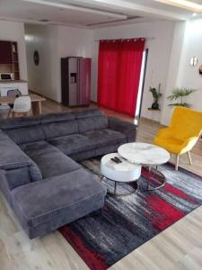 uma sala de estar com um sofá e uma mesa em Paradis em Ngaparou