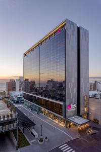 una representación de un gran edificio con aparcamiento en Aloft Montevideo Hotel - Marriott International, en Montevideo