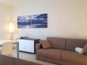 a living room with a couch and a table at Residenza Roma Marina in Sottomarina