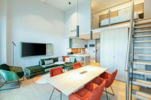 ein Wohnzimmer mit einem Tisch und Stühlen in der Unterkunft Residence Inn by Marriott The Hague in Den Haag