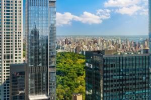 eine Luftansicht einer Stadt mit hohen Gebäuden in der Unterkunft Residence Inn by Marriott New York Manhattan/Central Park in New York