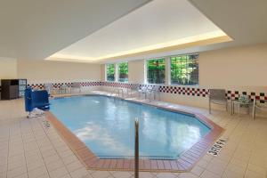 una gran piscina en una habitación grande en TownePlace Suites by Marriott Bentonville Rogers en Bentonville