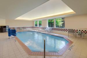a large swimming pool in a large room at TownePlace Suites by Marriott Bentonville Rogers in Bentonville